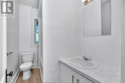 1094 Lincoln Road, Windsor, ON - Indoor Photo Showing Bathroom