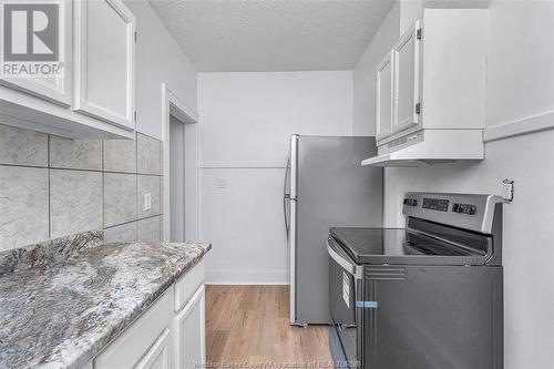 1094 Lincoln Road, Windsor, ON - Indoor Photo Showing Kitchen