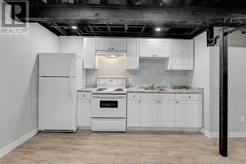 1094 Lincoln Road, Windsor, ON - Indoor Photo Showing Kitchen