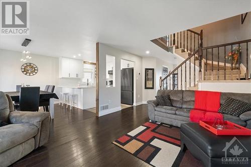 618 Emerald Street, Rockland, ON - Indoor Photo Showing Living Room