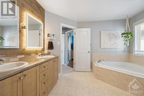 618 Emerald Street, Rockland, ON - Indoor Photo Showing Bathroom