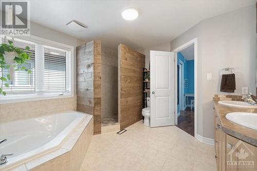 618 Emerald Street, Rockland, ON - Indoor Photo Showing Bathroom