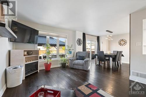 618 Emerald Street, Clarence-Rockland, ON - Indoor Photo Showing Living Room