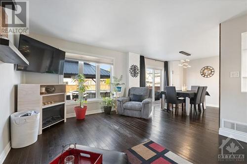 618 Emerald Street, Rockland, ON - Indoor Photo Showing Living Room