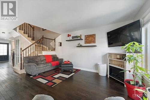 618 Emerald Street, Rockland, ON - Indoor Photo Showing Living Room