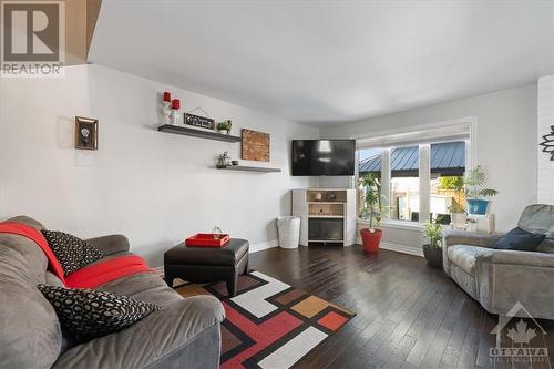 618 Emerald Street, Rockland, ON - Indoor Photo Showing Living Room