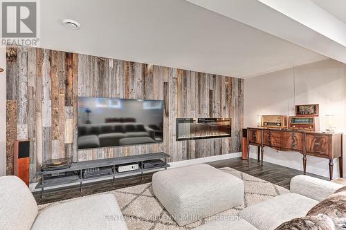 120 Sycamore Street, Blue Mountains, ON - Indoor Photo Showing Living Room