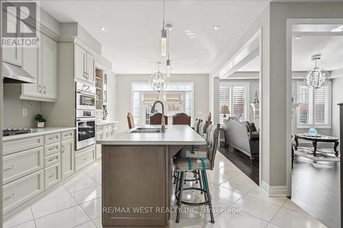 137 Stillwater Crescent, Hamilton, ON - Indoor Photo Showing Kitchen With Upgraded Kitchen