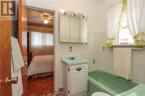 448 Albinson Street, Sudbury, ON - Indoor Photo Showing Bathroom