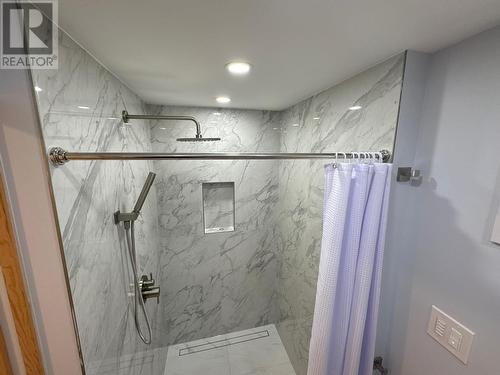 1909 2Nd Street S, Cranbrook, BC - Indoor Photo Showing Bathroom