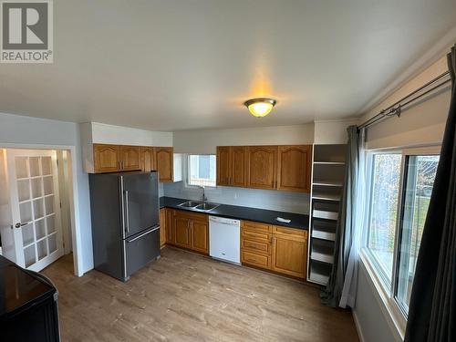 1909 2Nd Street S, Cranbrook, BC - Indoor Photo Showing Kitchen With Double Sink