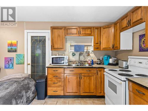 222 Biggar Road, Kelowna, BC - Indoor Photo Showing Kitchen With Double Sink