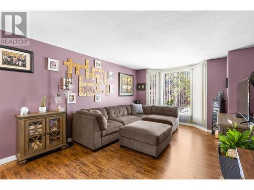 222 Biggar Road, Kelowna, BC - Indoor Photo Showing Living Room