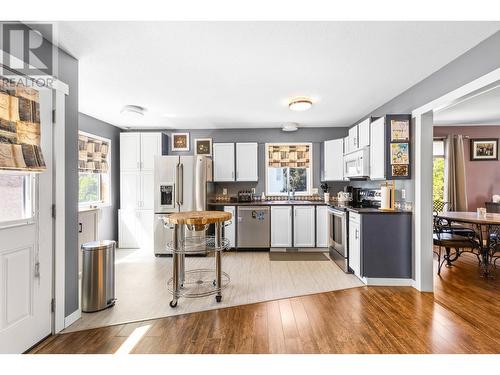 222 Biggar Road, Kelowna, BC - Indoor Photo Showing Kitchen