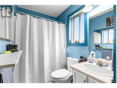 222 Biggar Road, Kelowna, BC - Indoor Photo Showing Bathroom