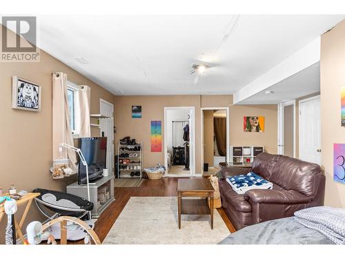 222 Biggar Road, Kelowna, BC - Indoor Photo Showing Living Room