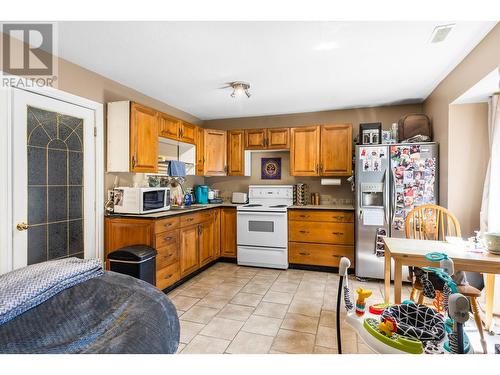 222 Biggar Road, Kelowna, BC - Indoor Photo Showing Kitchen