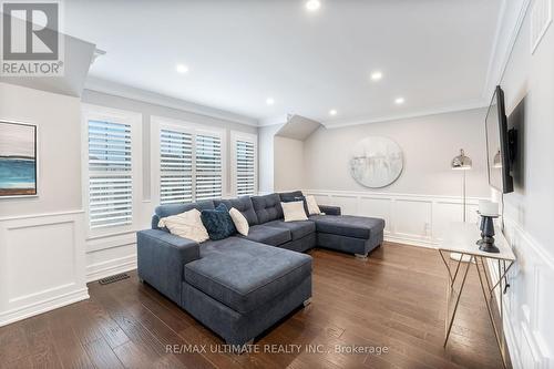 10 Northwest Court, Halton Hills, ON - Indoor Photo Showing Living Room