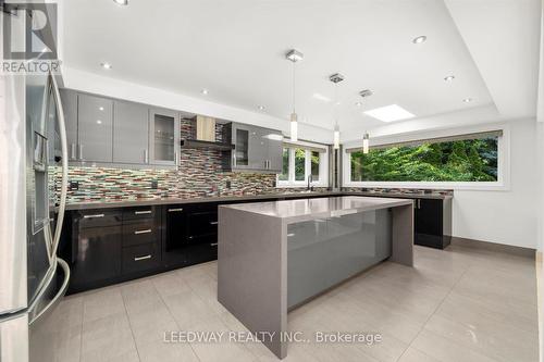 1750 Bridewell Court, Mississauga, ON - Indoor Photo Showing Kitchen With Upgraded Kitchen