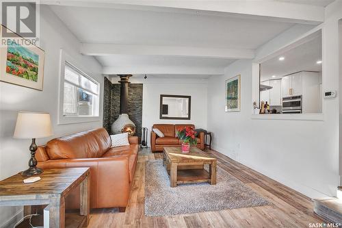 108 Saskatchewan Crescent W, Saskatoon, SK - Indoor Photo Showing Living Room