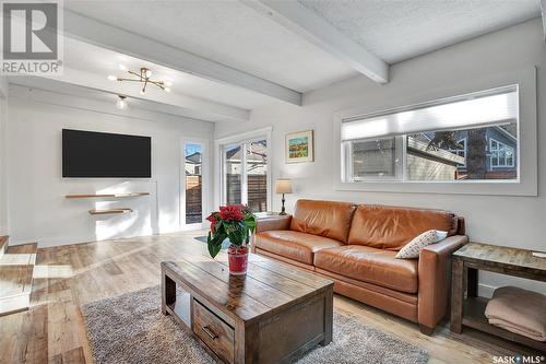 108 Saskatchewan Crescent W, Saskatoon, SK - Indoor Photo Showing Living Room