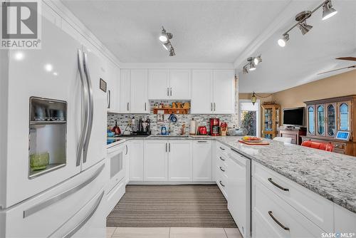 563 Costigan Road, Saskatoon, SK - Indoor Photo Showing Kitchen