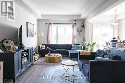 204 Sunflower Place, Welland, ON - Indoor Photo Showing Living Room