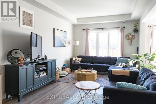 204 Sunflower Place, Welland, ON - Indoor Photo Showing Living Room