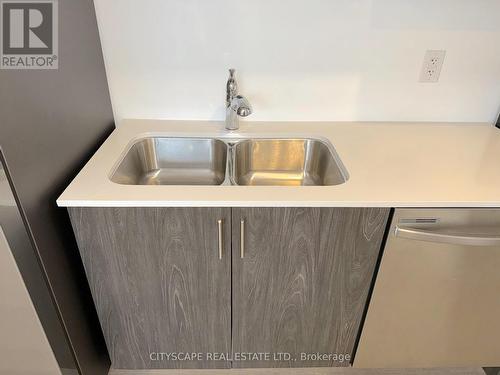 612 - 4263 Fourth Avenue, Niagara Falls, ON - Indoor Photo Showing Kitchen With Double Sink