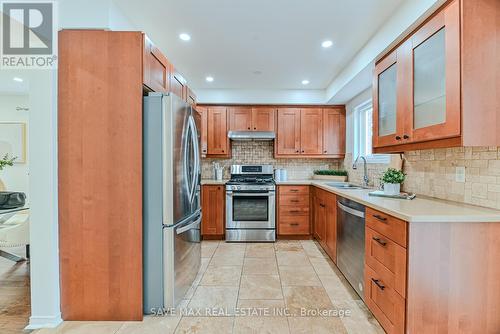 40 Eric Clarke Drive, Whitby, ON - Indoor Photo Showing Kitchen