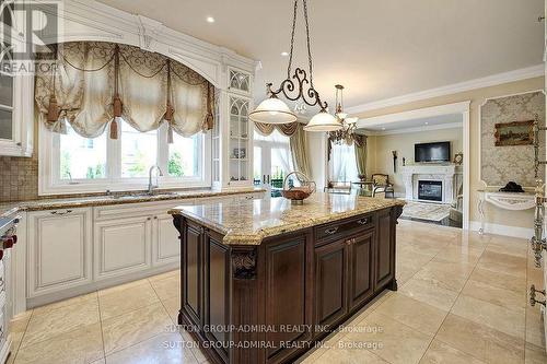 15 Day Lily Crescent, Richmond Hill, ON - Indoor Photo Showing Kitchen