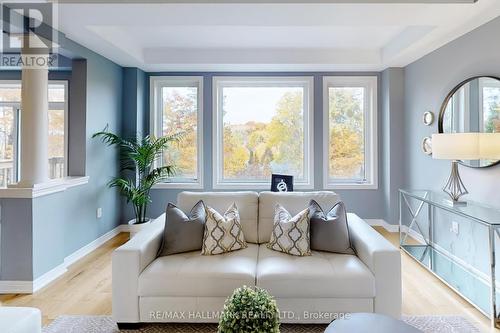 32 Forest Edge Crescent, East Gwillimbury, ON - Indoor Photo Showing Living Room