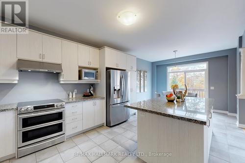 32 Forest Edge Crescent, East Gwillimbury, ON - Indoor Photo Showing Kitchen With Upgraded Kitchen