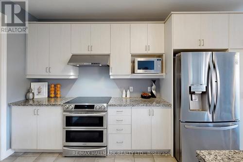 32 Forest Edge Crescent, East Gwillimbury, ON - Indoor Photo Showing Kitchen