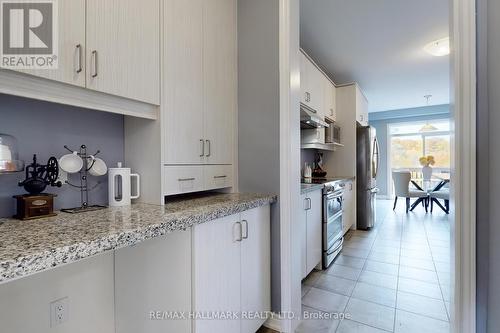 32 Forest Edge Crescent, East Gwillimbury, ON - Indoor Photo Showing Kitchen