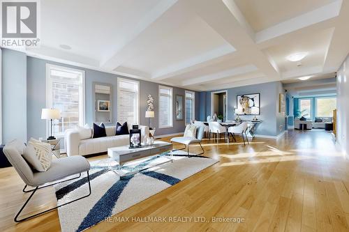 32 Forest Edge Crescent, East Gwillimbury, ON - Indoor Photo Showing Living Room