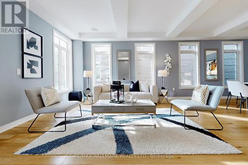 32 Forest Edge Crescent, East Gwillimbury, ON - Indoor Photo Showing Living Room