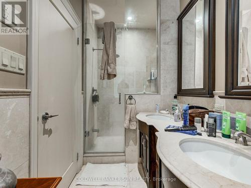 8283 Kipling Avenue E, Vaughan, ON - Indoor Photo Showing Bathroom