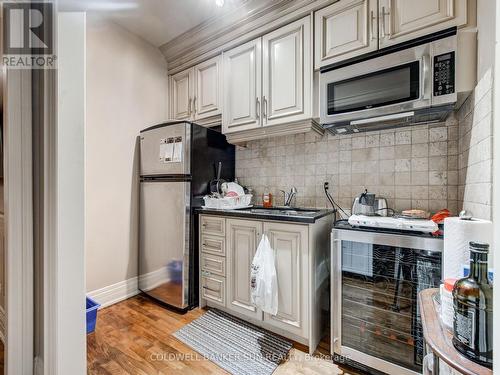 8283 Kipling Avenue E, Vaughan, ON - Indoor Photo Showing Kitchen