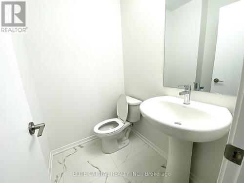 Th 351 - 100 Honeycrisp Crescent, Vaughan, ON - Indoor Photo Showing Bathroom