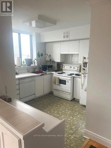 801 - 270 Queens Quay Boulevard W, Toronto, ON - Indoor Photo Showing Kitchen