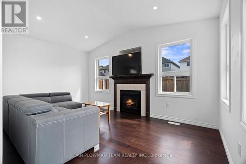 1485 Dunedin Crescent, Oshawa, ON - Indoor Photo Showing Living Room With Fireplace