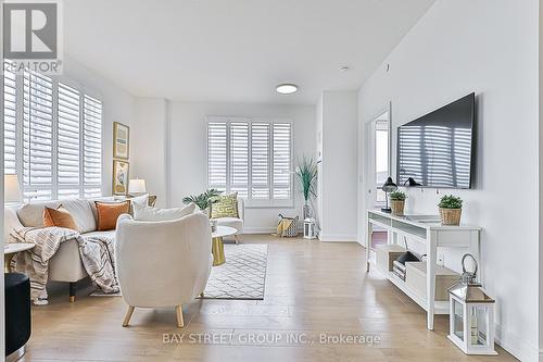 327 - 540 Bur Oak Avenue, Markham, ON - Indoor Photo Showing Living Room