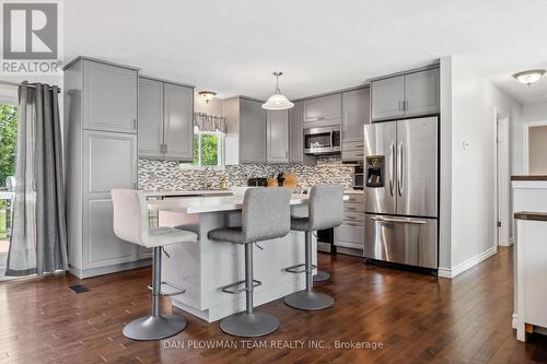 15 Sparrow Court, Kawartha Lakes, ON - Indoor Photo Showing Kitchen With Upgraded Kitchen