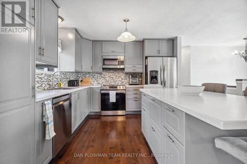 15 Sparrow Court, Kawartha Lakes, ON - Indoor Photo Showing Kitchen With Upgraded Kitchen