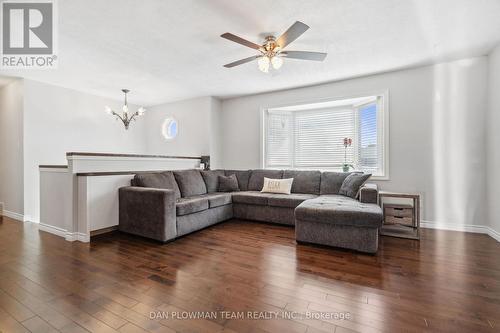 15 Sparrow Court, Kawartha Lakes, ON - Indoor Photo Showing Living Room