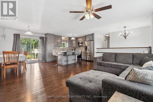 15 Sparrow Court, Kawartha Lakes, ON - Indoor Photo Showing Living Room