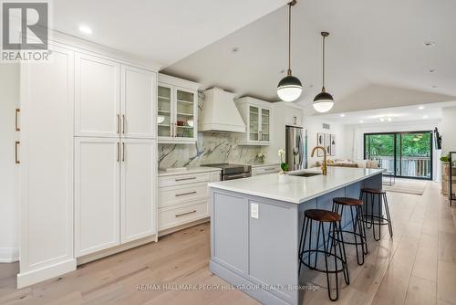 12 Centre Street, Innisfil, ON - Indoor Photo Showing Kitchen With Upgraded Kitchen