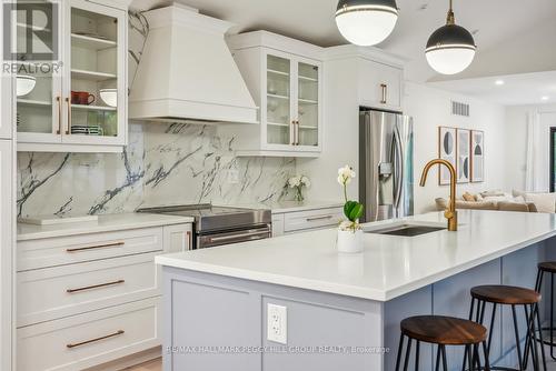 12 Centre Street, Innisfil, ON - Indoor Photo Showing Kitchen With Upgraded Kitchen