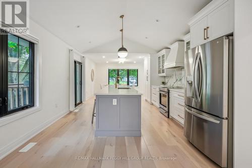 12 Centre Street, Innisfil, ON - Indoor Photo Showing Kitchen With Upgraded Kitchen